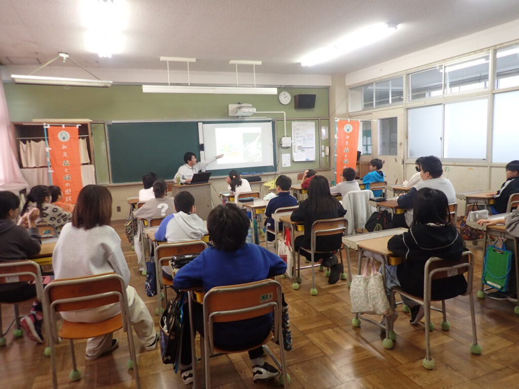 11月は鈴鹿市立鼓ヶ浦小学校で森林講座を実施しました、